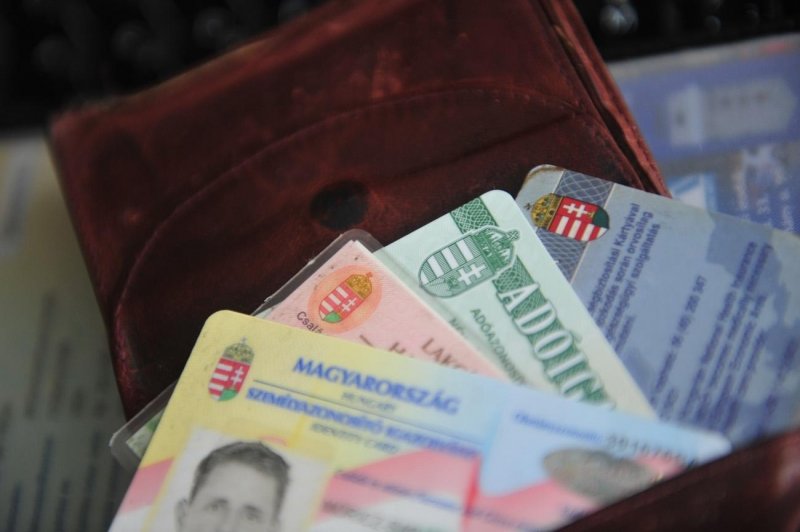 Magyarok adatait felhasználva segített hamis útleveleket készíteni románoknak egy zalaegerszegi ügyintéző