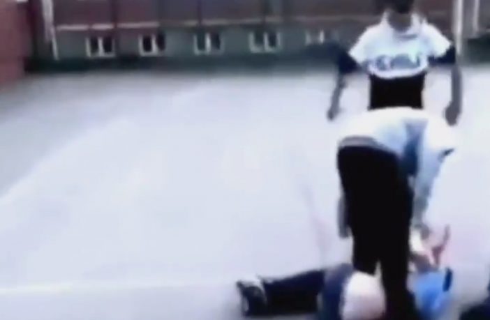 Videózta a bevándorló banda, ahogyan brutálisan megverik a kisfiút