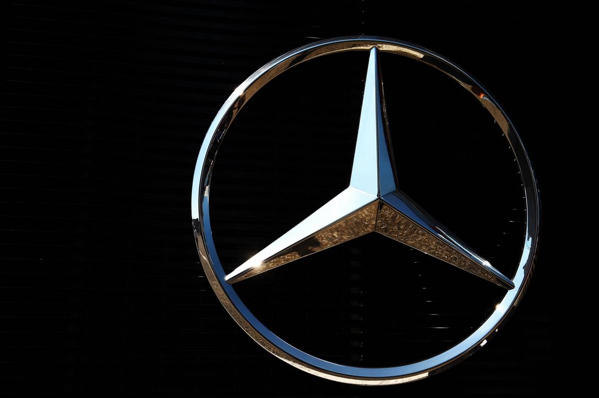 Rasszizmus miatt rúgta ki négy dolgozóját a Mercedes