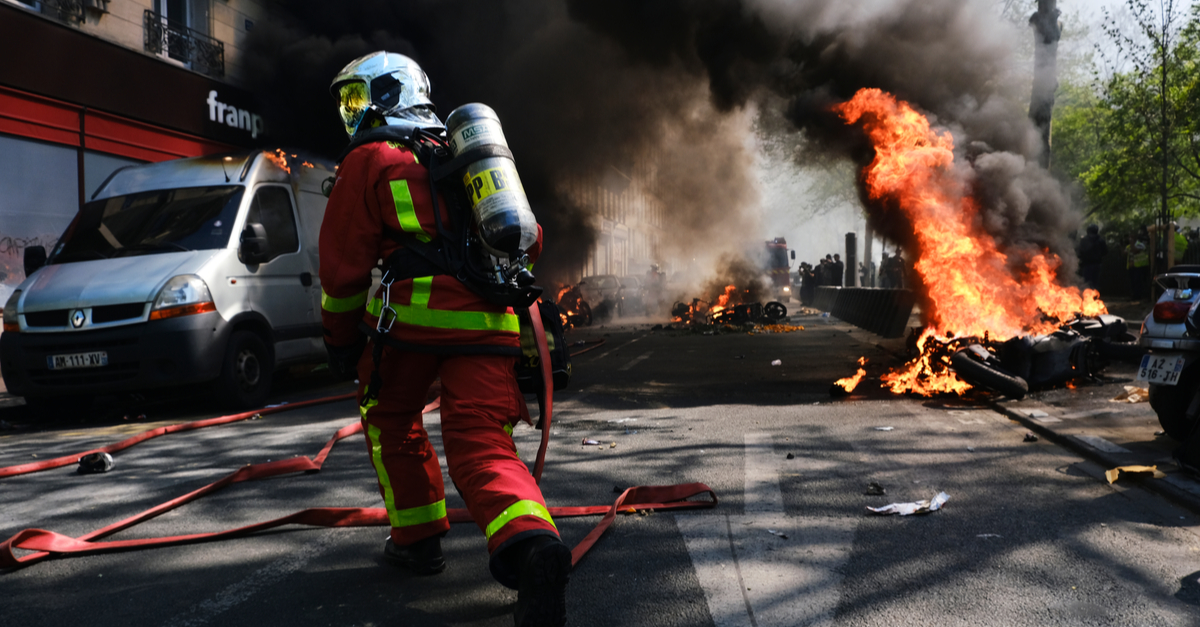 Franciaország: Molotov-koktélokkal támadtak a tűzoltókra