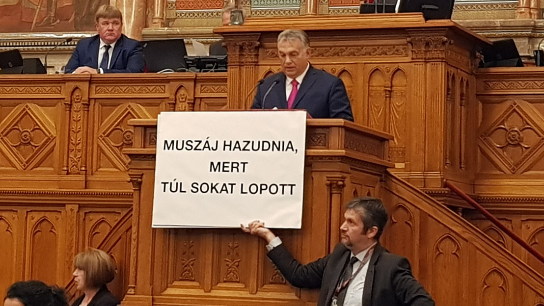 A lóf@sz is majdnem előkerült az Országgyűlésben