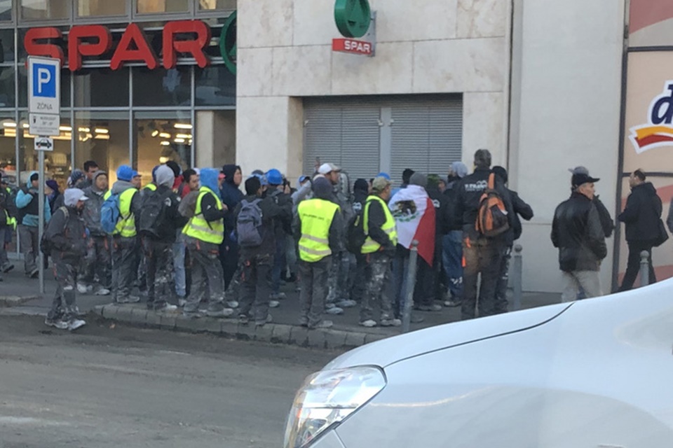 Mexikói munkások a rossz munkakörülmények miatt tiltakoztak Budapesten