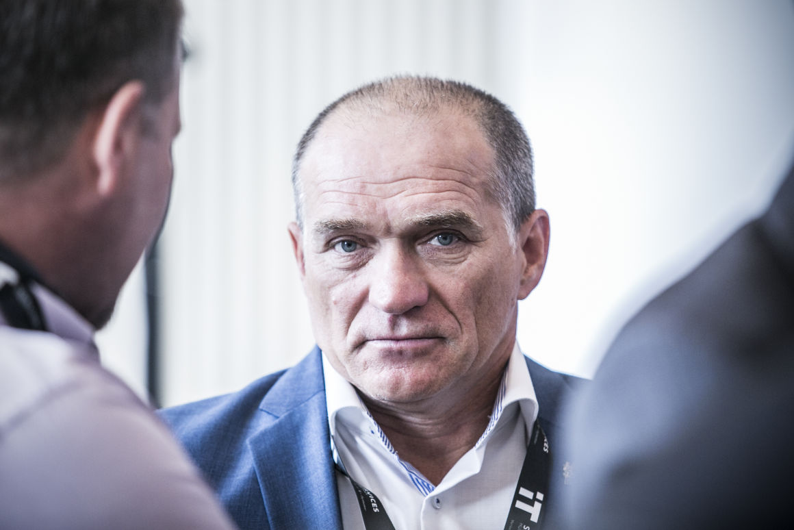 Havi bruttó 381 ezer, szóbeli tanácsokért a fideszes polgármesternek
