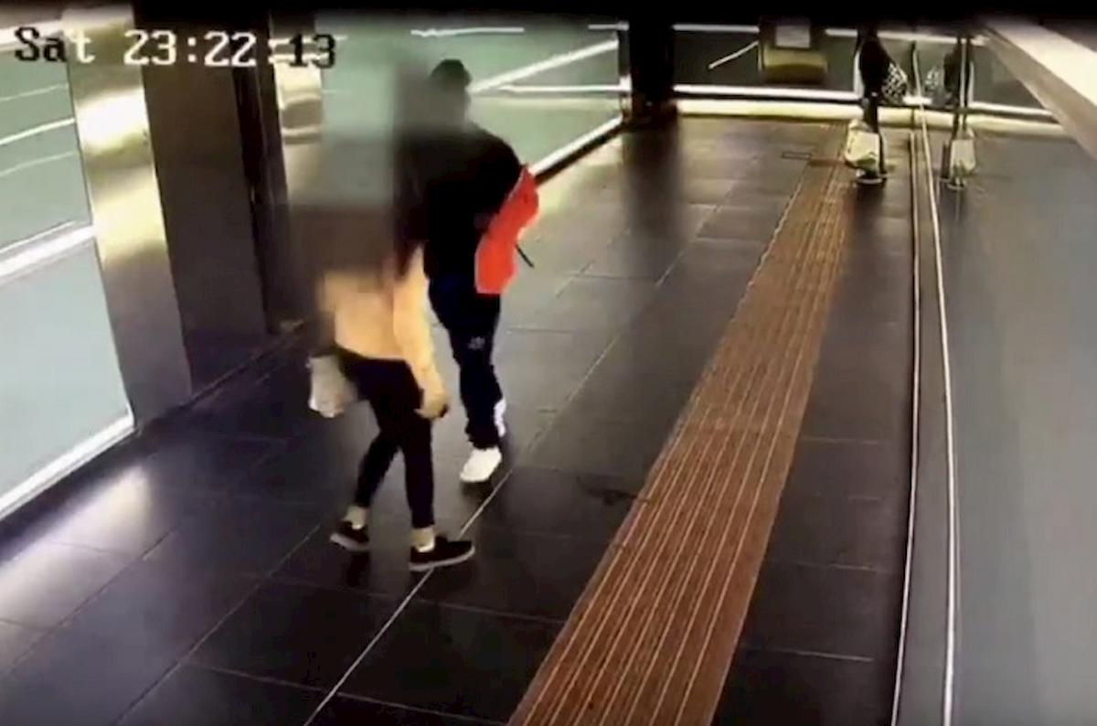 Sörrel a kézben vágta orrba a fiatal nőt a Maliból érkezett bevándorló