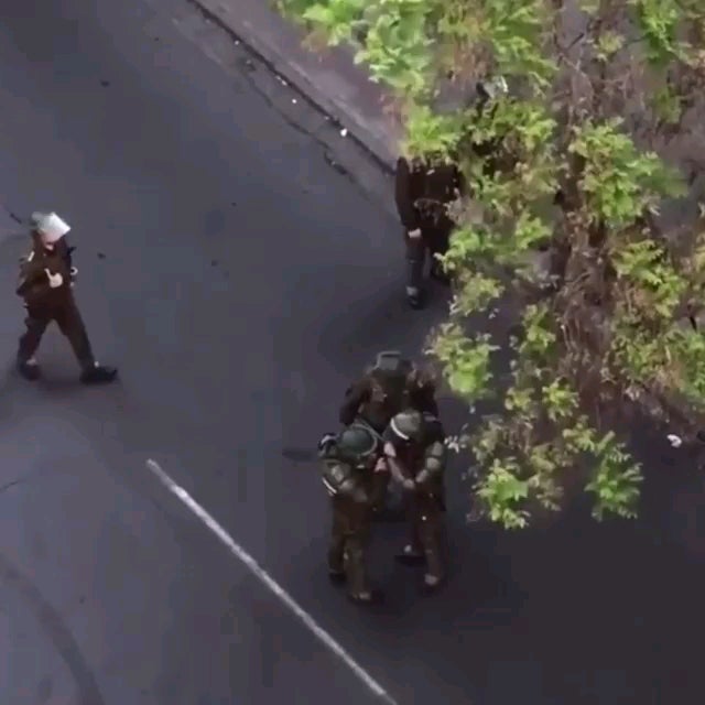 Kokaint szívtak a tömegoszlatás előtt a rendőrök (Videó)