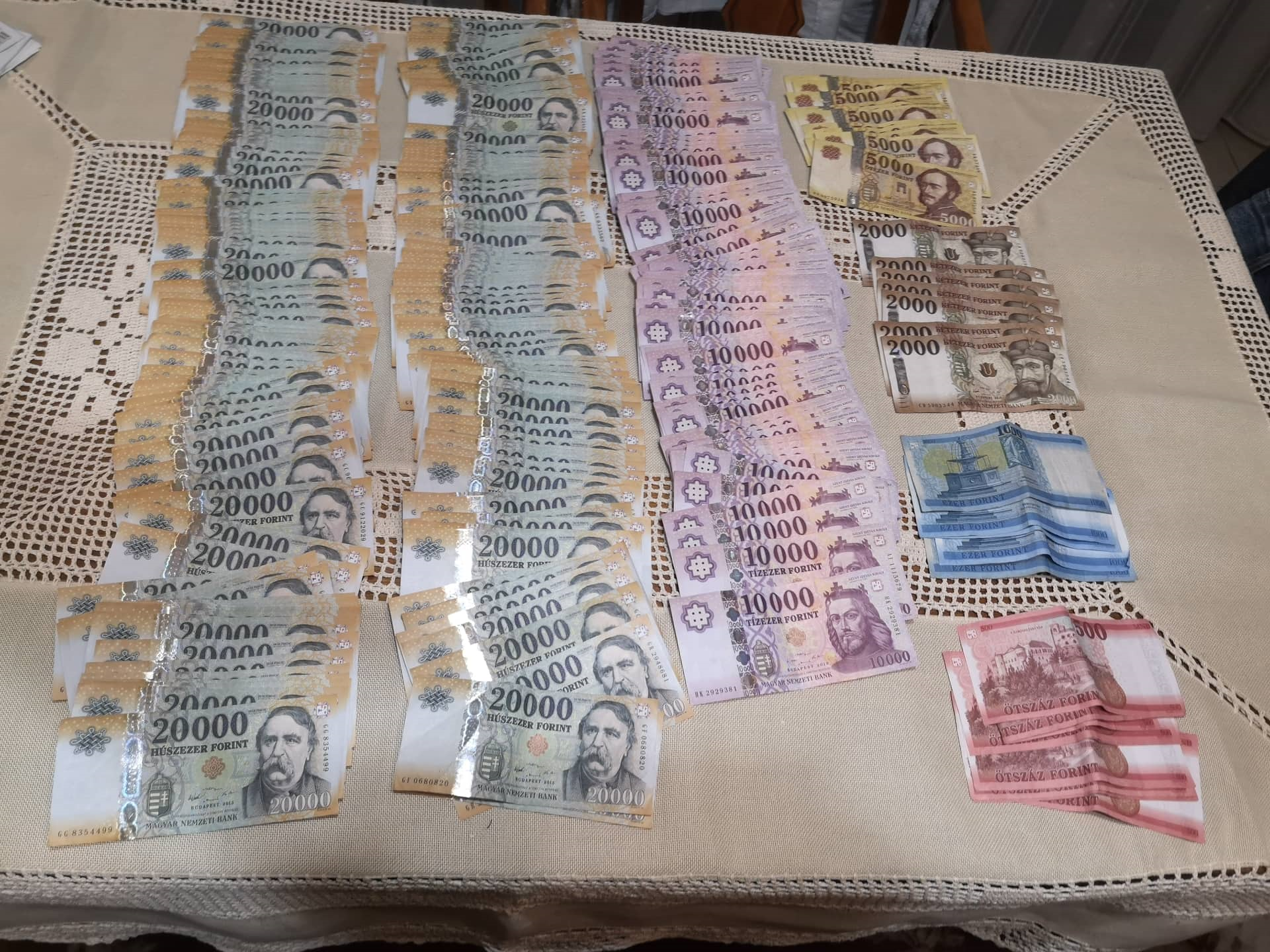 Hatmillió forint készpénzt találtak a nyomozók az őrbottyáni drogdíler lakásán