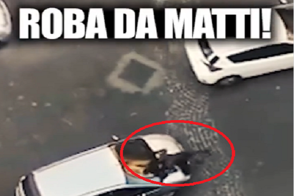 Videó Nápolyból: Afrikai bevándorló támadja meg a járókelőket