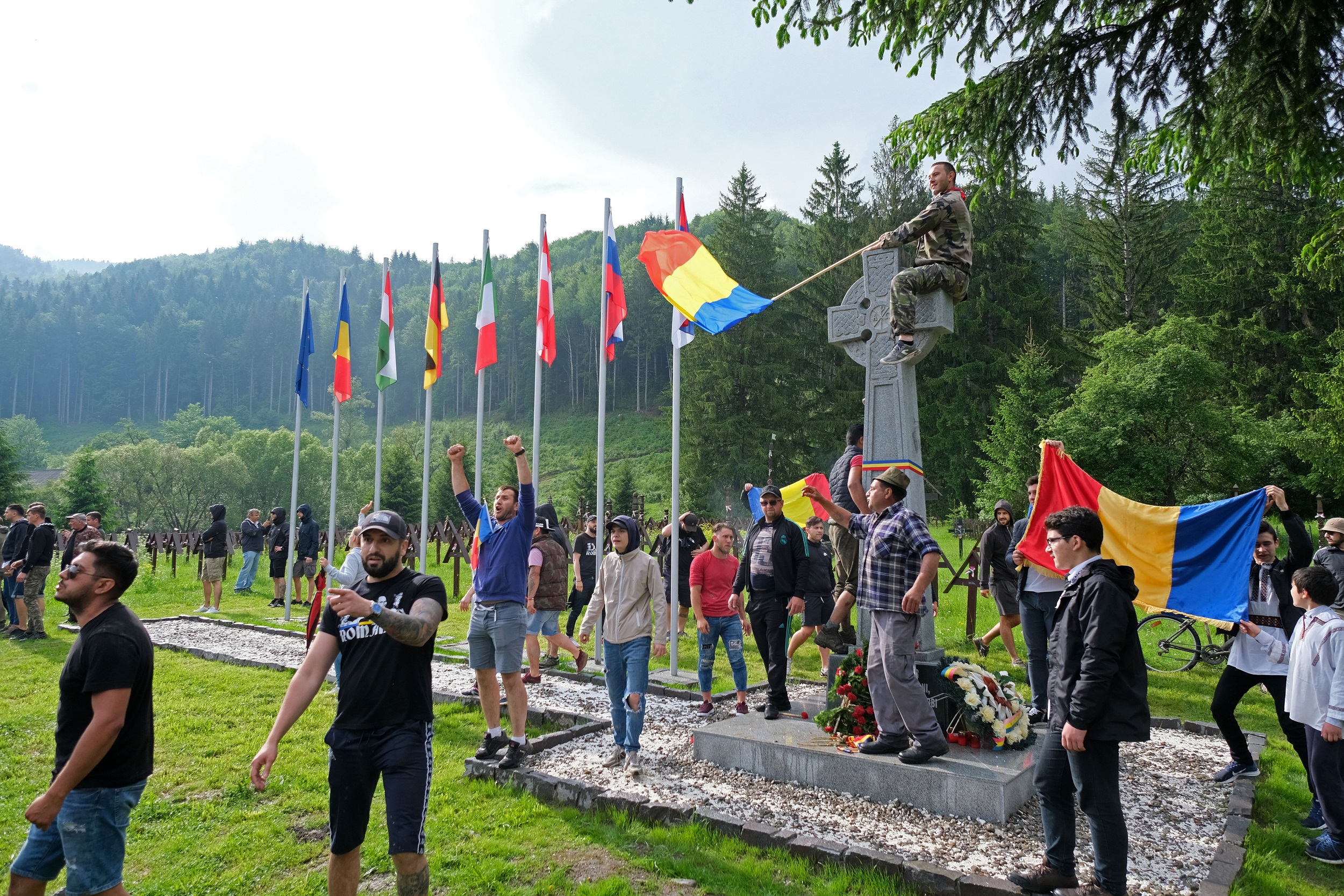 Román trikolórba borul ismét pénteken az úzvölgyi temető