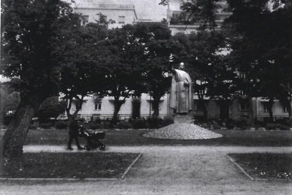 Karácsonynak a Szent István szoborral is problémája van