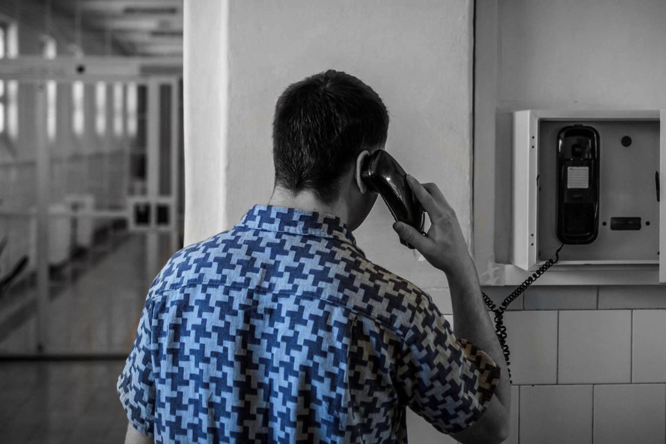 A börtönből telefonálva csalt ki pénzt a visszaeső bűnismétlő