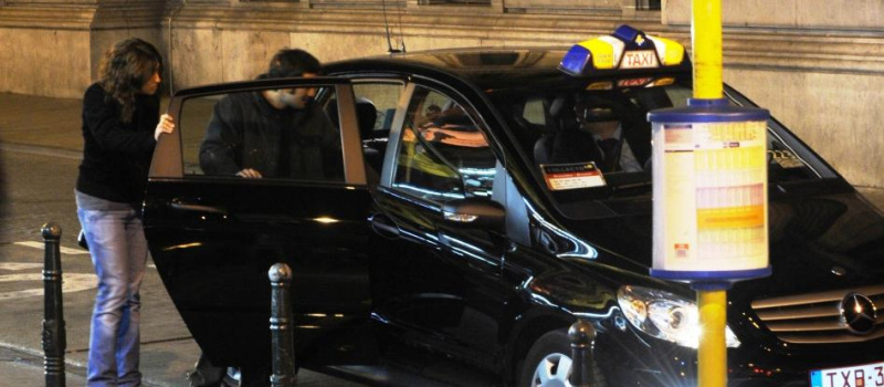 Brüsszel: Taxisnak adta ki magát, majd nőket erőszakolt