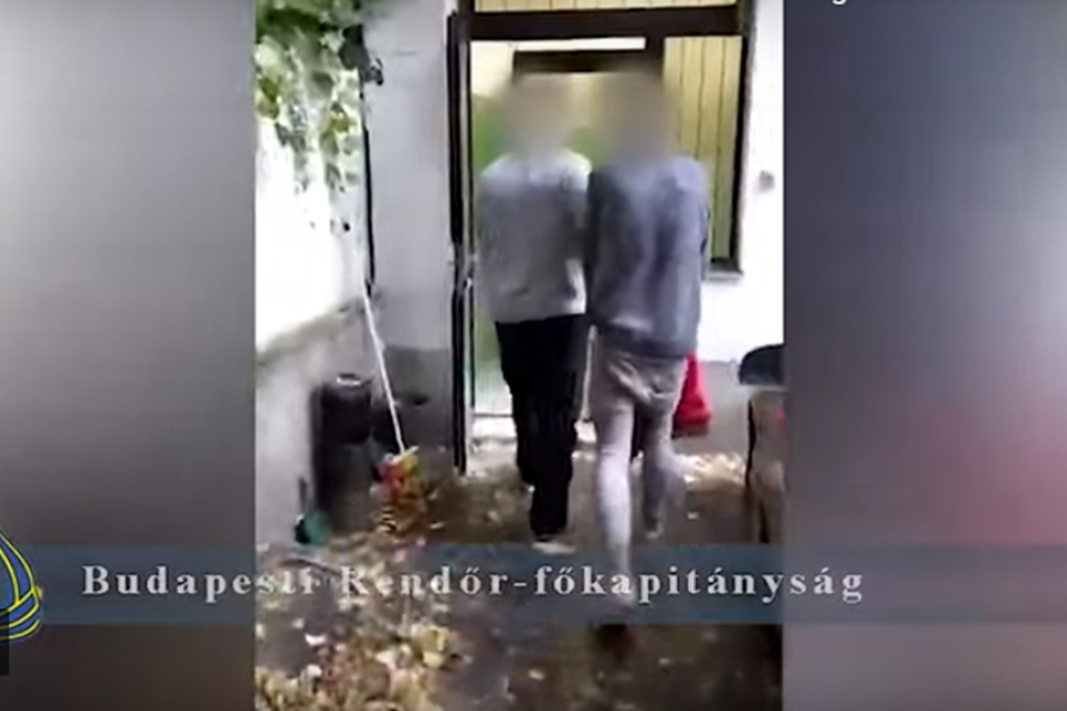 Késsel rabolt az ötfős tinibanda az Astoria aluljárójában