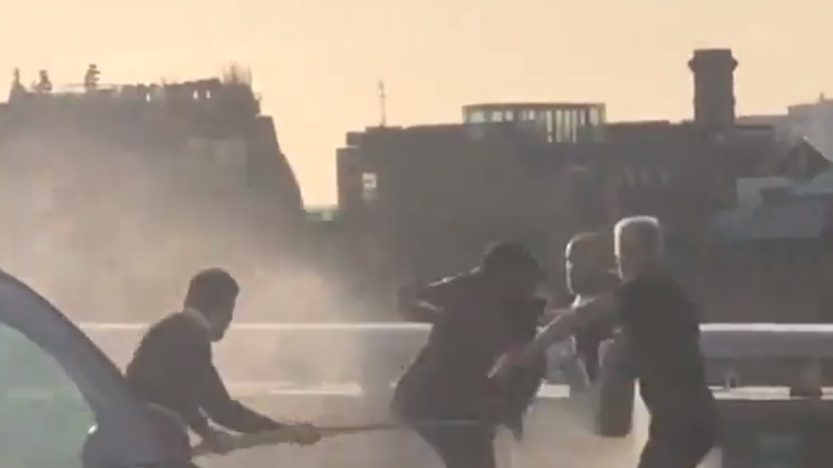 Egy bátor lengyel férfi segített kétméteres narválagyarral leteríteni a londoni terroristát (Videó)