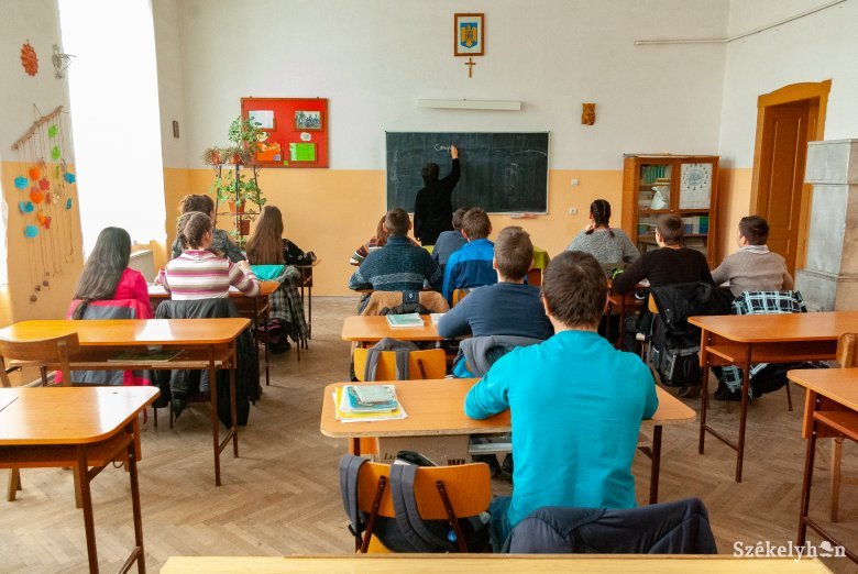 Sürgős reformintézkedésekkel lehetne emelni a romániai diákok átlag alatti teljesítményén