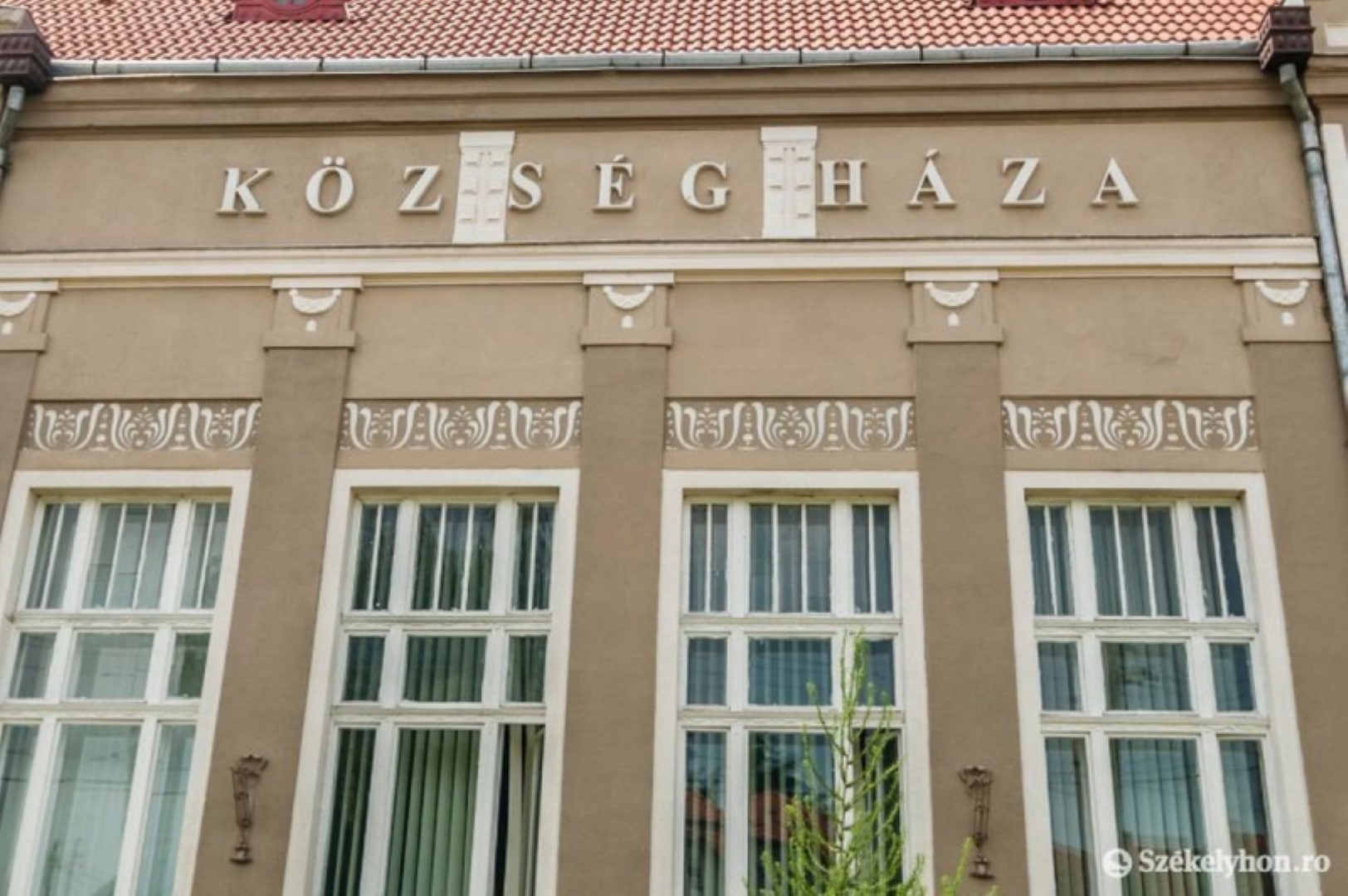 A 95%-ban magyar lakosú Csíkszentdomonkoson le kell szedni a magyar feliratokat