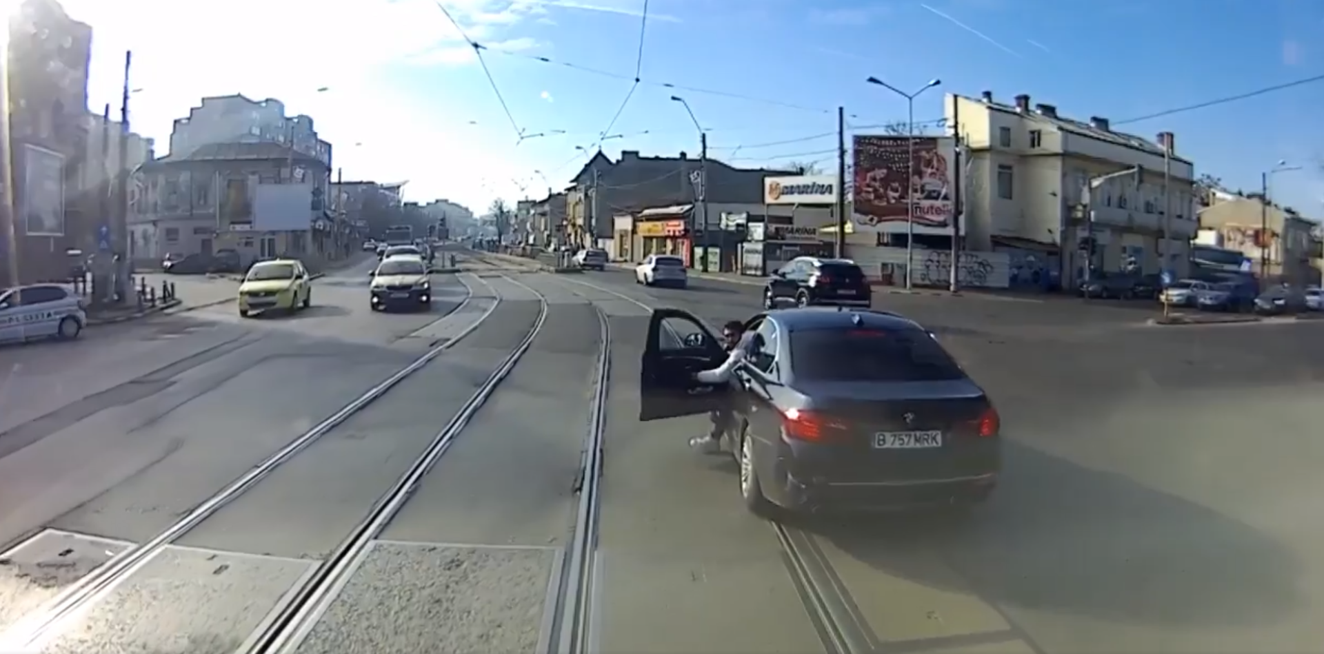 Nem tökölt a villamosvezető a pöffeszkedő BMW-sel