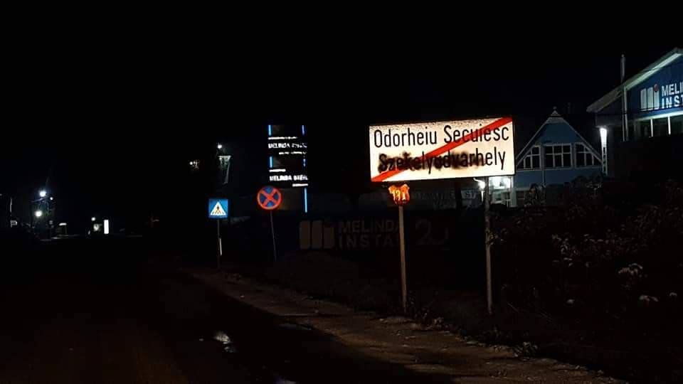 Festékszóróval fújták le a magyar feliratokat Székelyföldön