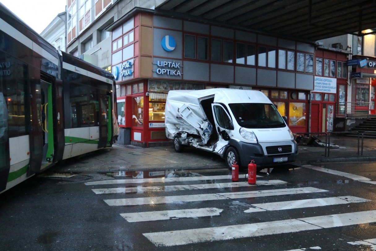 Villamossal ütközött egy kisteherautó Miskolcon