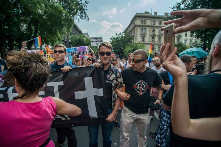A Háttér Társaság bosszú-lobbija – Ismét újraindították Barcsa-Turner Gábor LMBTQP zászlós ügyét