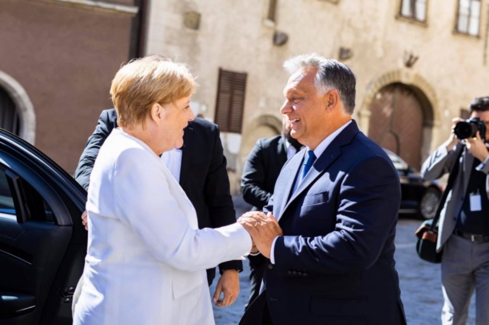 Orbán Merkellel tárgyal hétfőn