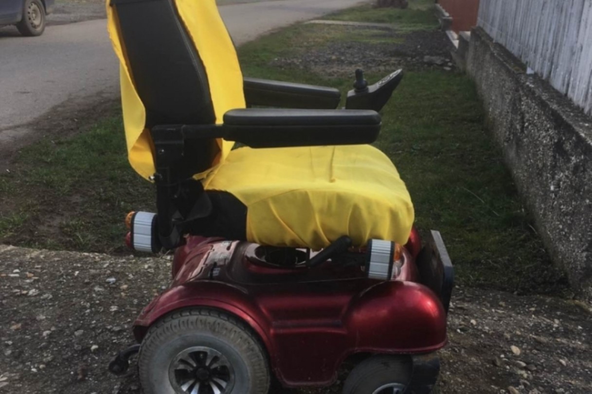 Kirabolt egy mozgáskorlátozott, kerekesszékes nyugdíjast