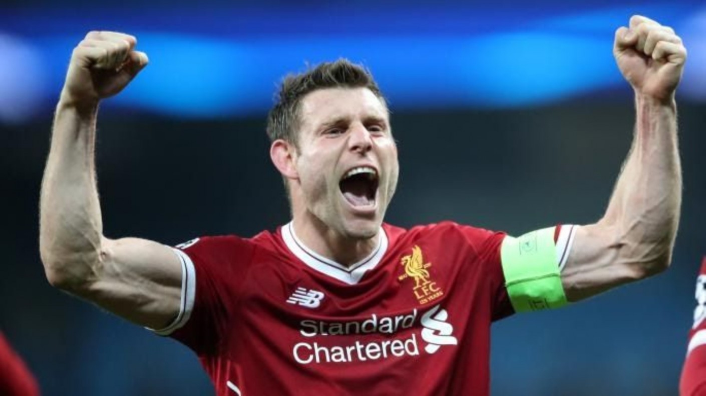 A Liverpool futballistája egyforma hosszúságúra vágja kertjében a füvet