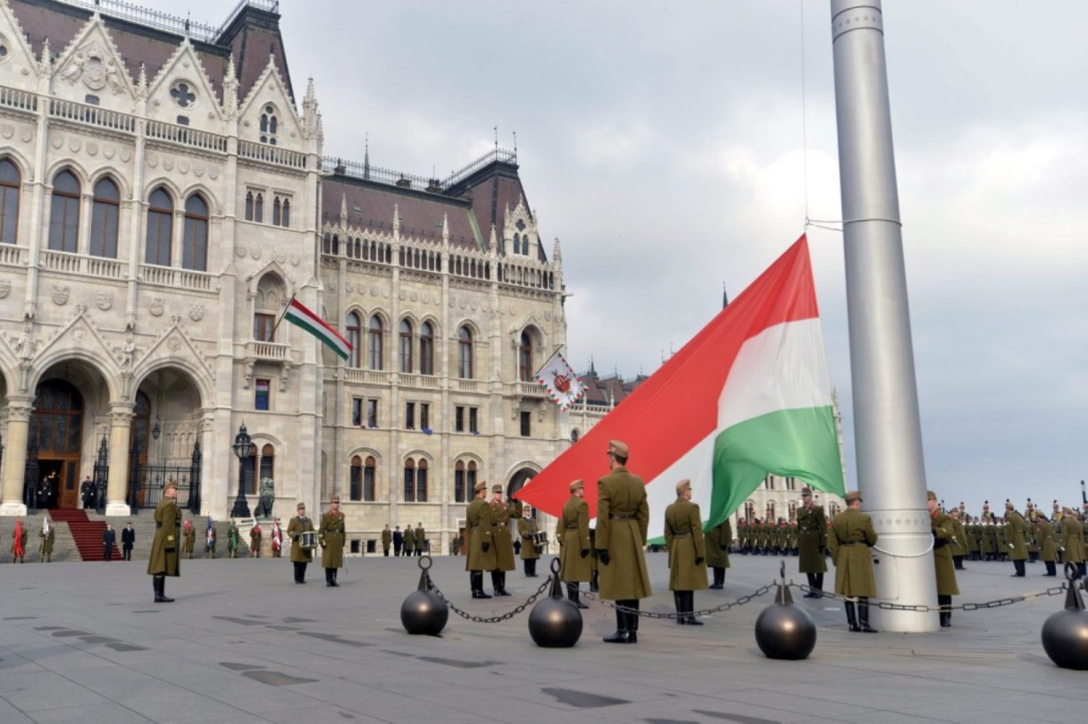Felvonták a nemzeti lobogót a Parlament előtt