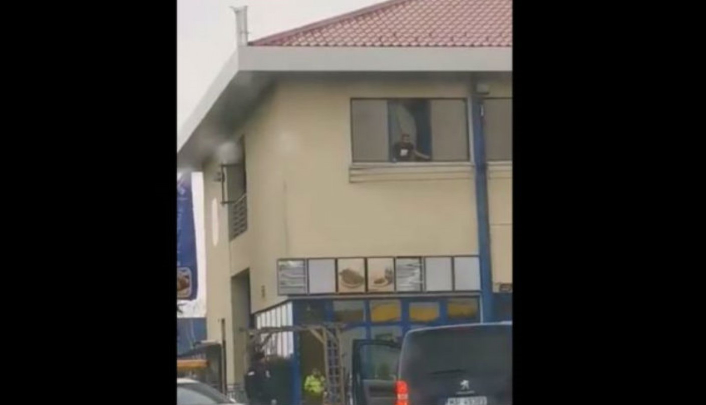 Ordítozva késsel fenyegette a szobatársát a karanténban, mert ki akart menni