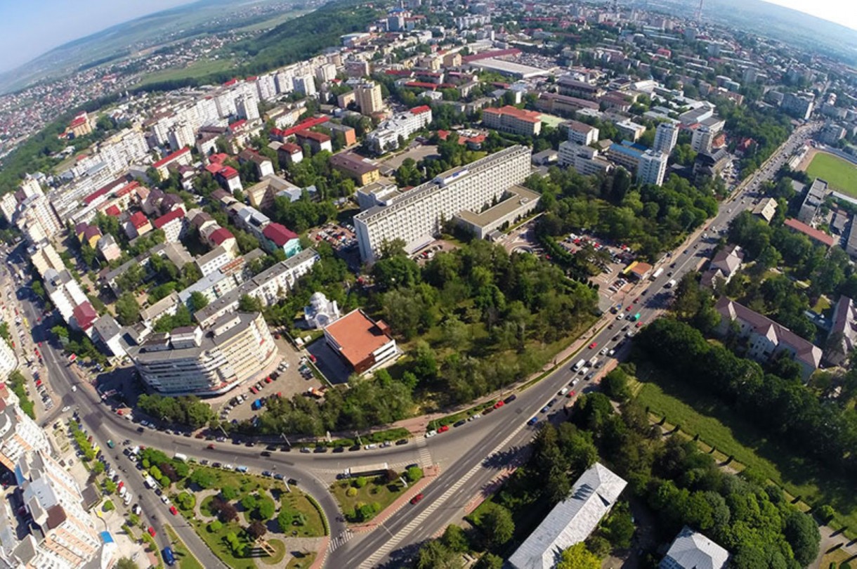 Koronavírus-gócpontra bukkantak Romániában, egy százezres nagyvárost helyeznek karantén alá