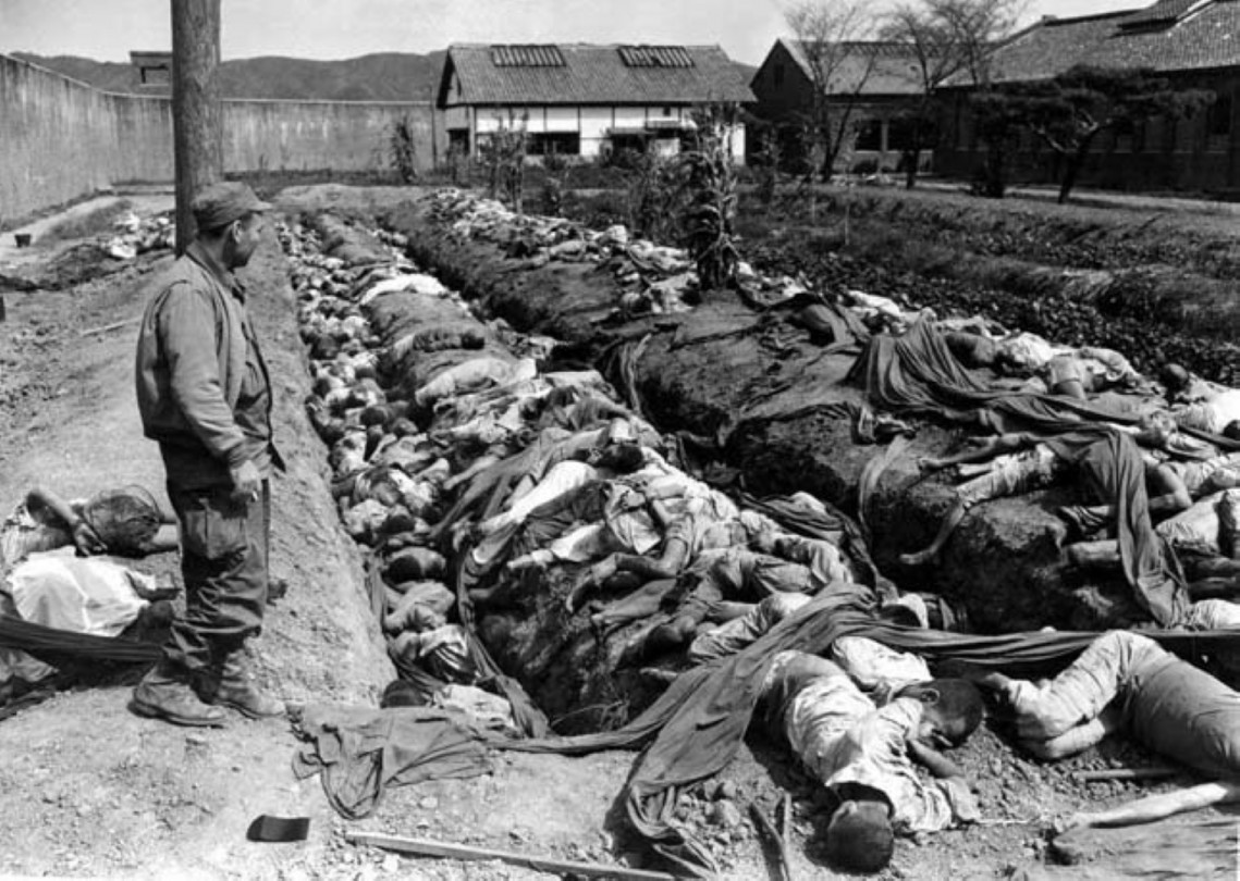 1950-53-as koreai háborúban elesett katonák maradványainak kihantolását végzi Dél-Korea