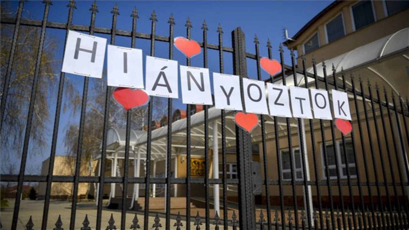 Hiányoztok felirattal üzen a diákjainak egy általános iskola
