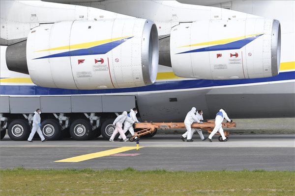 Leszállt az Antonov a Kínából érkezett védőfelszerelés szállítmánnyal (+galéria)