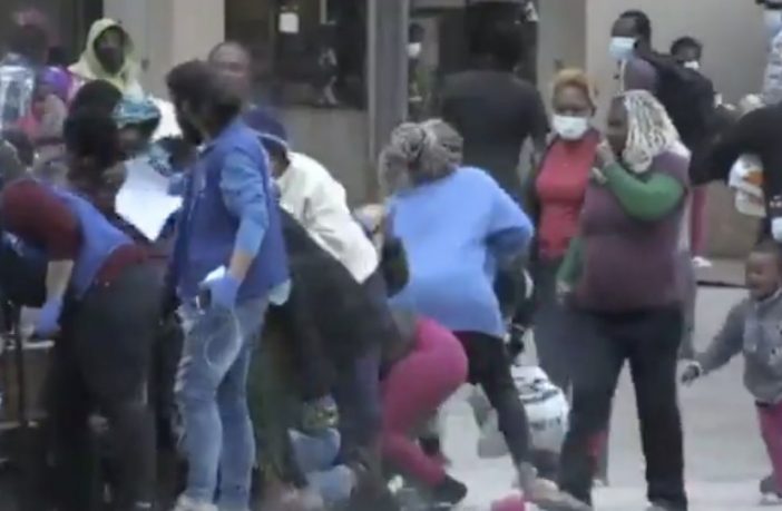 Migráció: verekedés a segélyért Görögországban (Videó)