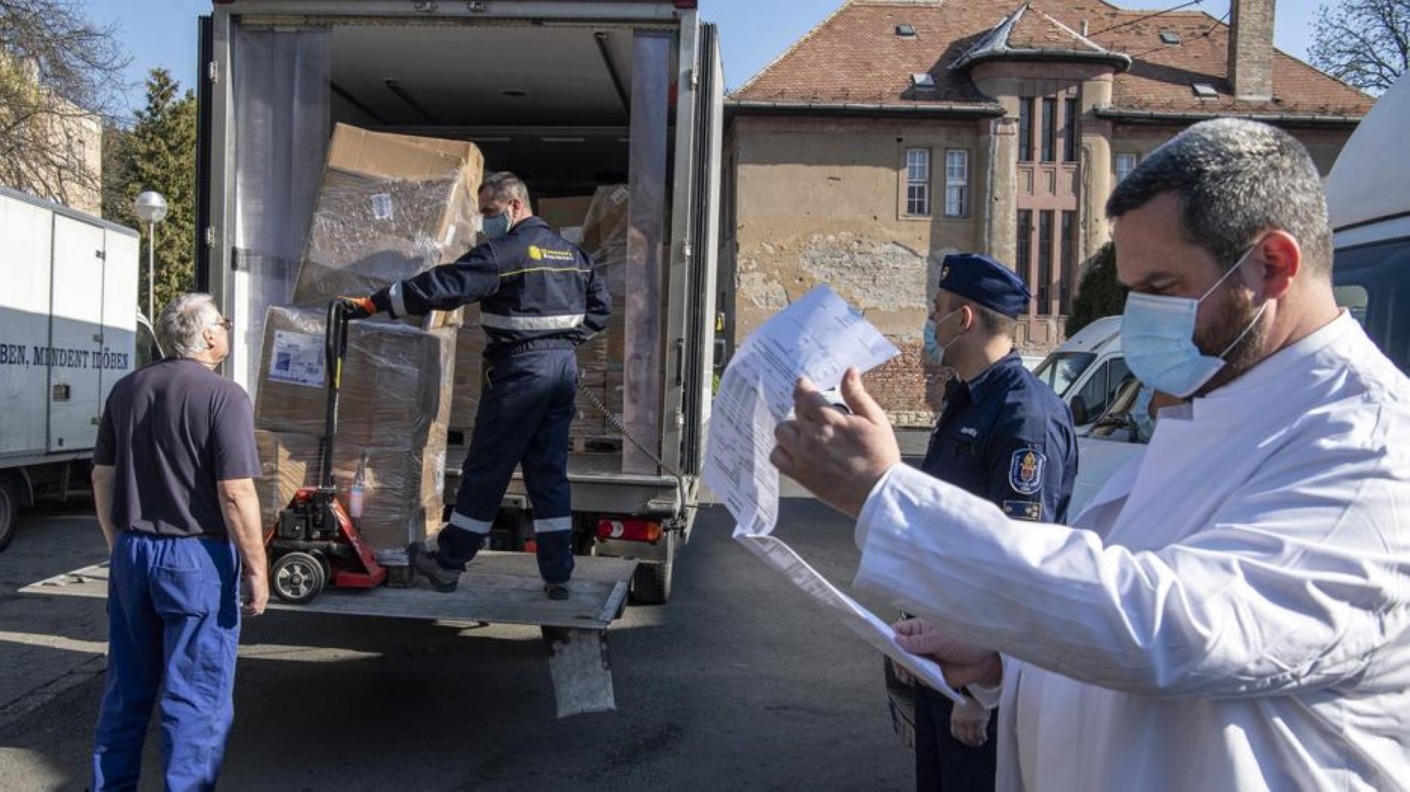 A János Kórház főigazgatója szerint idén még megyünk a Balcsira: eddig tarthat a járvány, így viselik a betegek