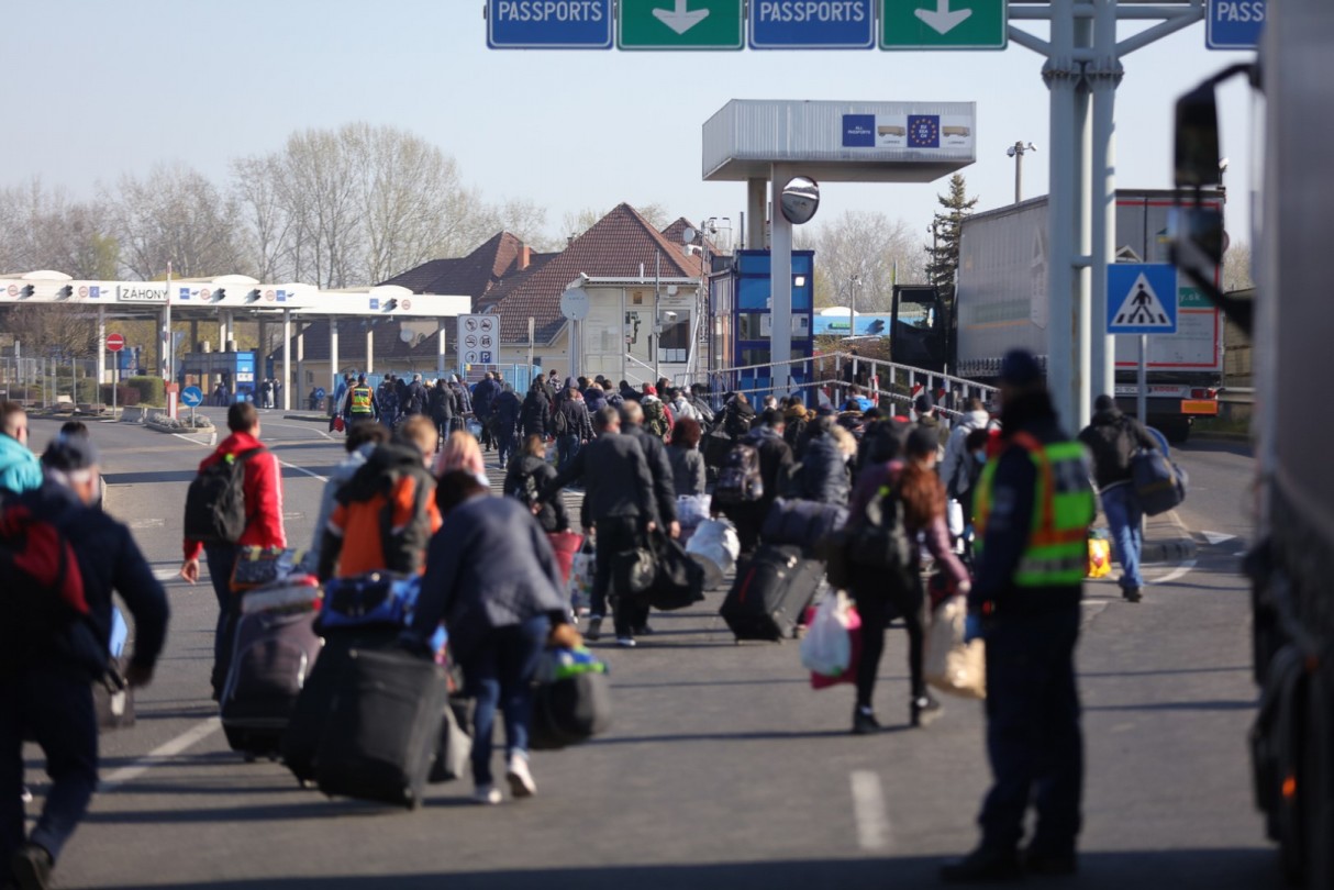 Továbbra is rossz a helyzet Záhonynál – egyre többen érkeznek a határra