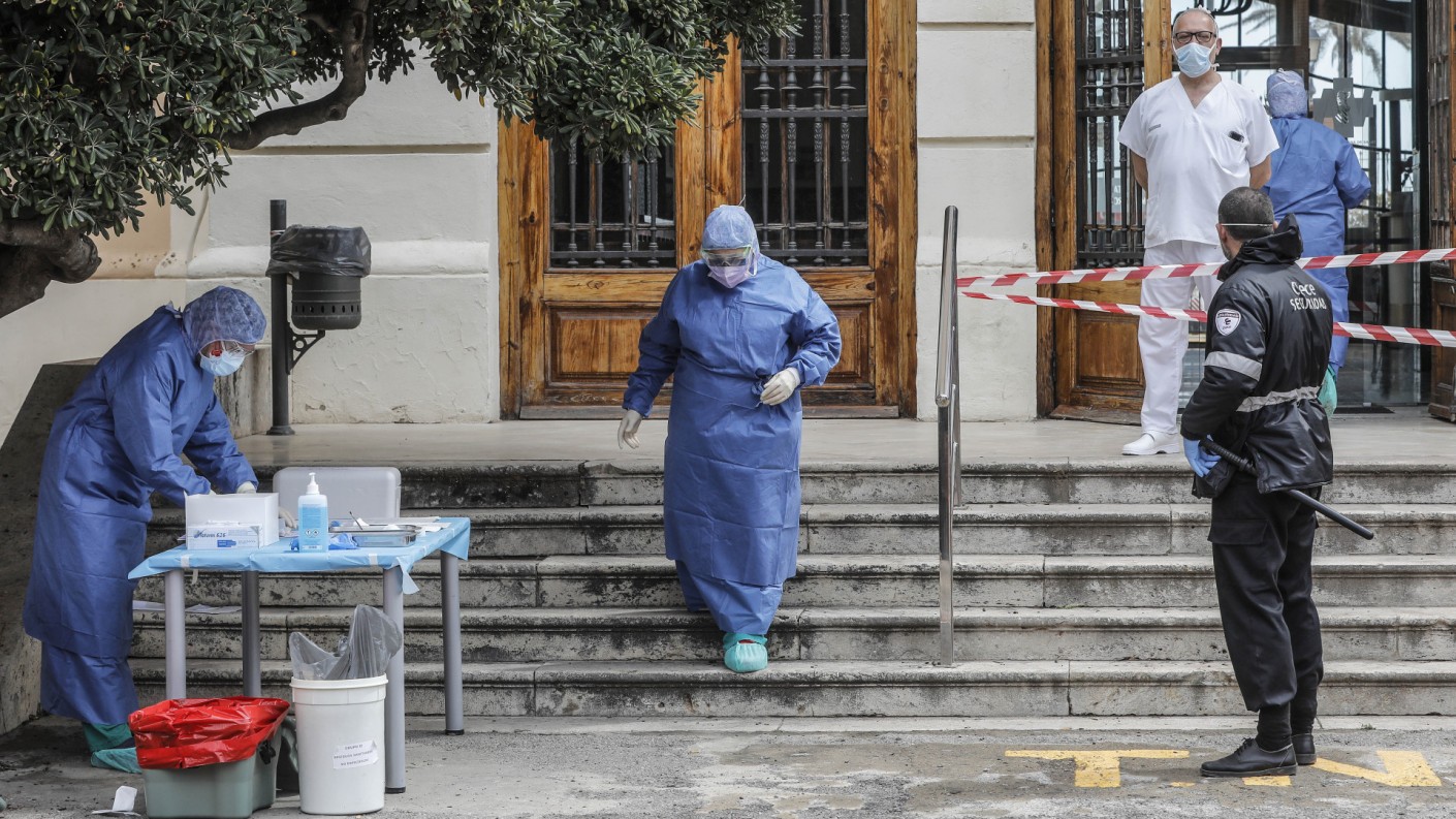 Spanyolországban meghaladta a tízezret a halálos áldozatok száma