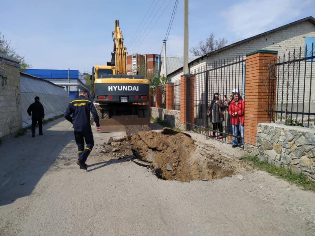 Árkot ástak egy ukrán templom bejárata elé és 600 sírt ástak meg előre