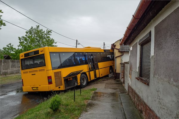 Családi ház falának ütközött egy busz Dávodon