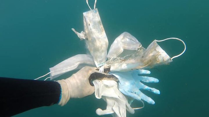 Eldobott gumikesztyűk és maszkok szennyezik a Földközi-tengert