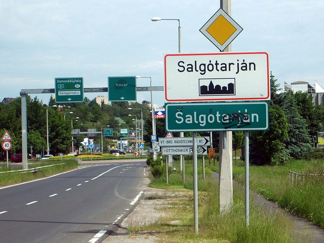 Kocsmai verekedés Salgótarjánban, többször megütötte és megrúgta