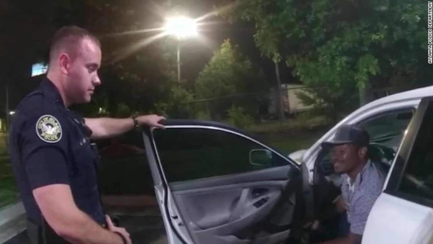 Elbocsátották a rendőrt, aki agyonlőtt egy afroamerikai férfit Atlantában