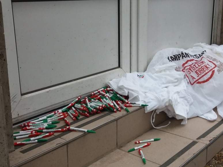 Megtrollkodták a Jobbik Villányi úti irodáját