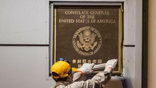 A csengtui amerikai konzulátus épületéről levonták az amerikai zászlót