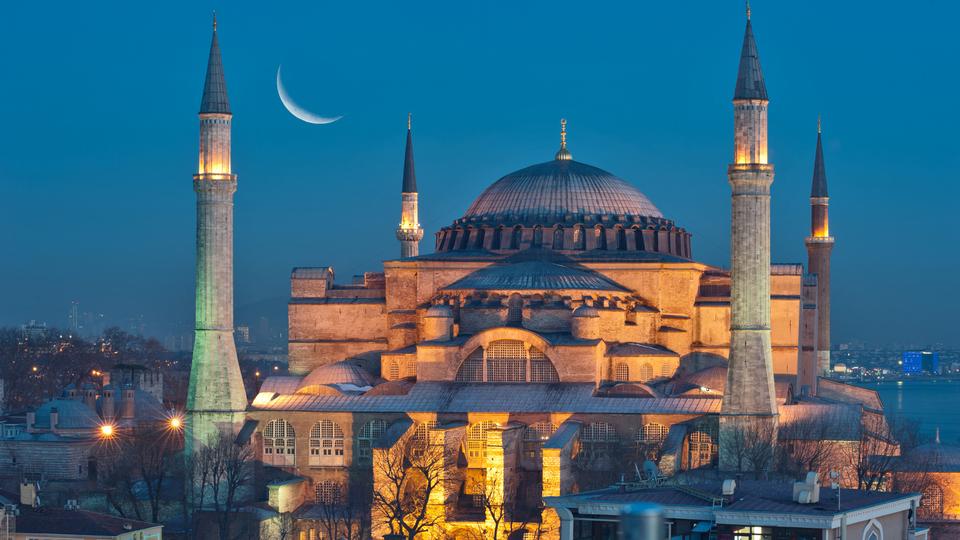 A török elnök elrendelte az isztambuli Hagia Sophia mecsetté alakítását