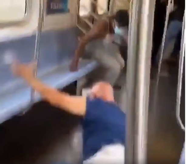 New York: fehérellenes rasszista támadás egy metrókocsiban (+18)