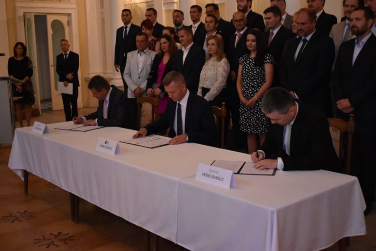 A felvidéki magyar pártok képviselői aláírták az együttműködési szándéknyilatkozatot