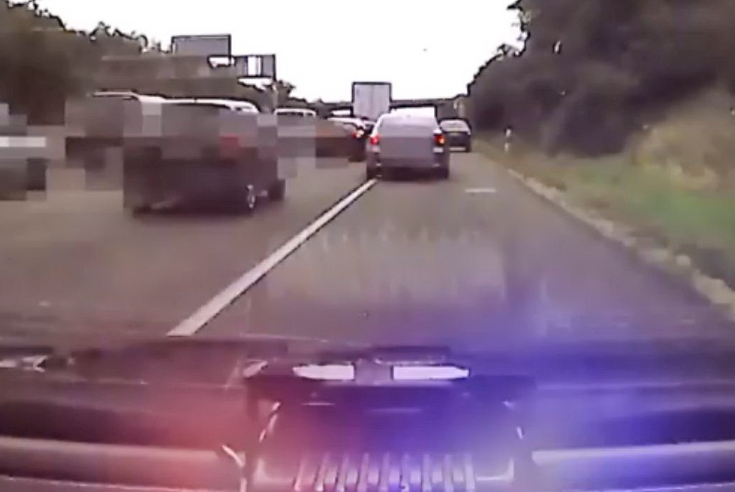 Leállósávban ügyeskedő sofőrökre vadásztak kamerás autókkal a rendőrök az M7-esen