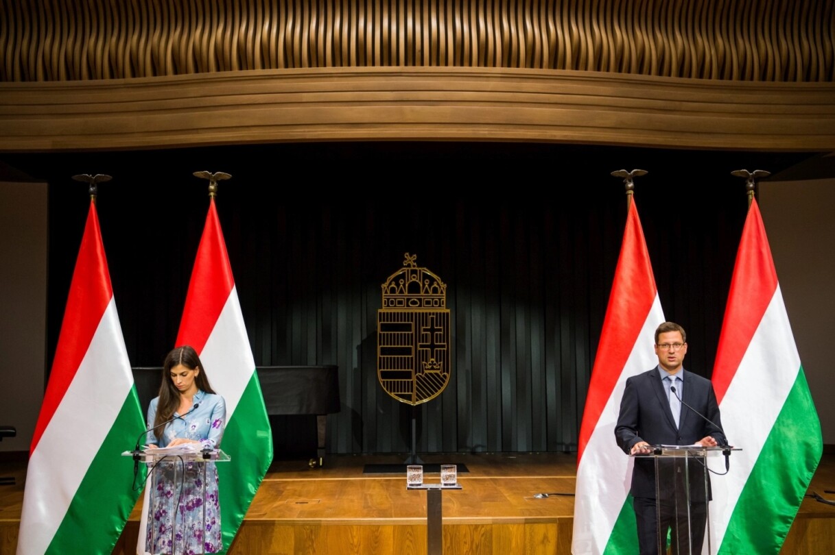 Gulyás: szeptemberre senki ne szervezzen külföldi nyaralást!