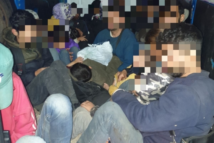 Huszonhat szír migráns lapult a szlovák kisbuszban