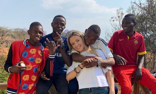 Kiruccant Afrikába, és örökbefogadott 14 árvát